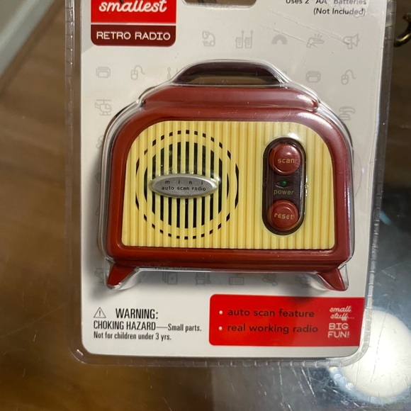 World's Smallest RETRO RADIO Westminster NEW SEALED Red - Picture 2 of 6